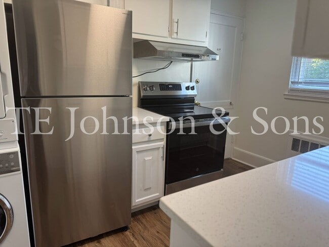 Building Photo - A Great Condo close to Atrium Health and Park