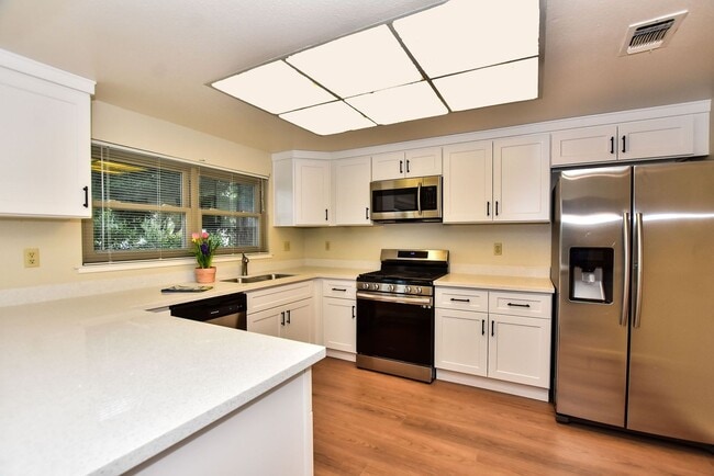 Building Photo - 498 Nut Tree Ct