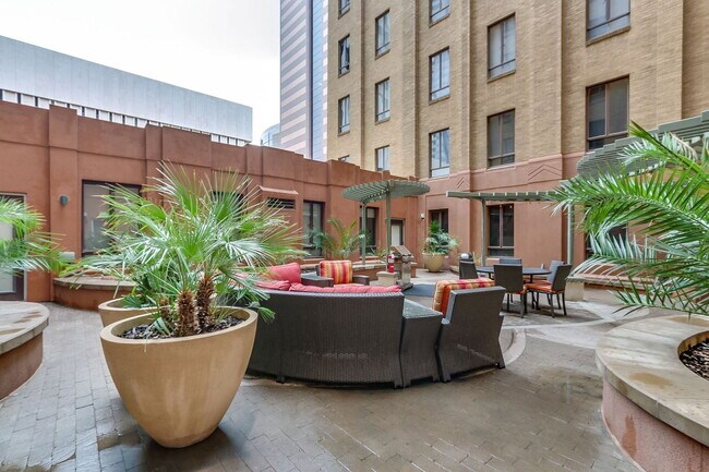 Building Photo - 114 W Adams St