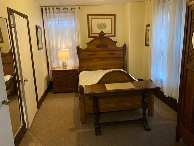 Building Photo - 110 Grovers Ave