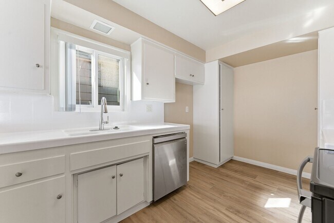 Building Photo - 403 38th St