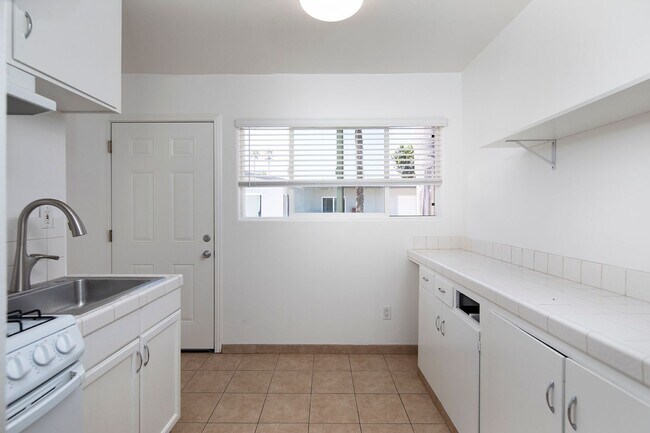 Building Photo - *OPEN HOUSE: 10/31 10AM-12PM* Studio in Ca...