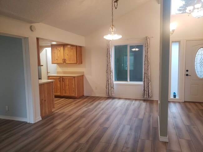 Building Photo - Adorable One-Level House with Huge Backyard in Vancouver!