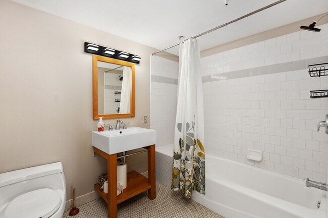 Building Photo - Elevate Your Living: Luxe 916 sq ft Studio in the Iconic Cable Building