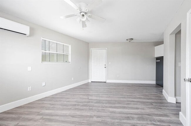Building Photo - 1711 Fourcade St