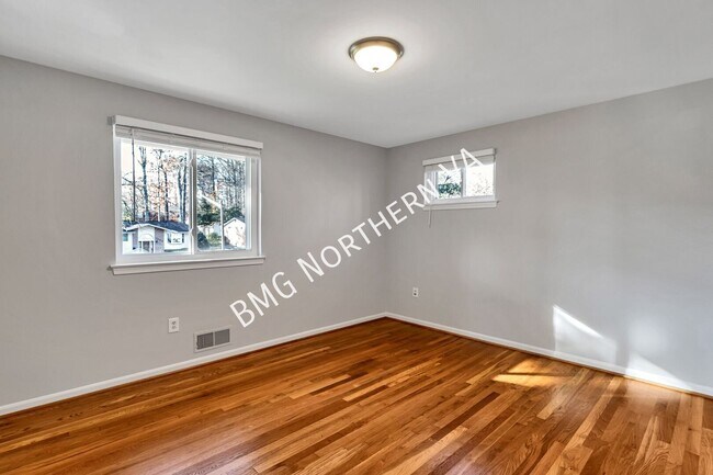 Building Photo - 5207 Gainsborough Dr