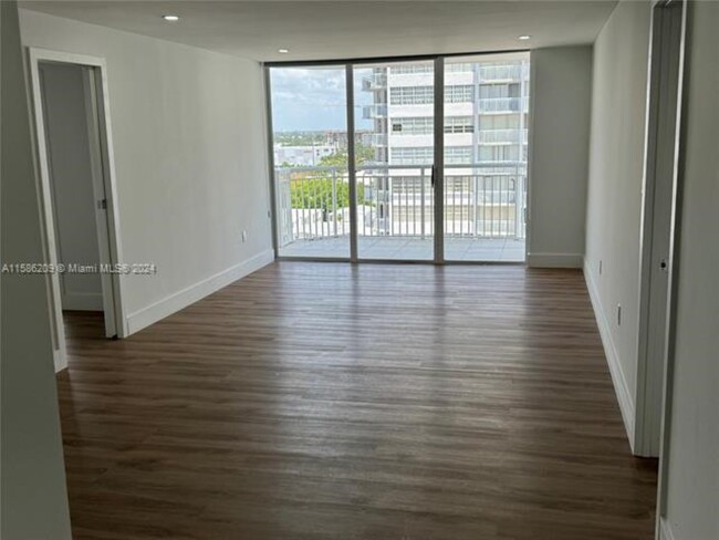 Building Photo - 18031 Biscayne Blvd