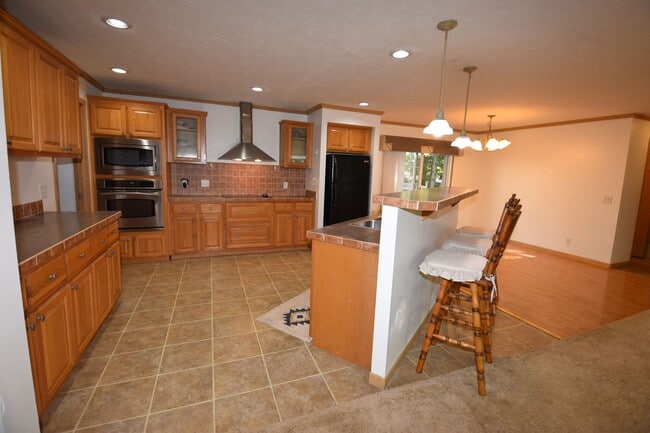 Building Photo - Country Home Available in Greenfield