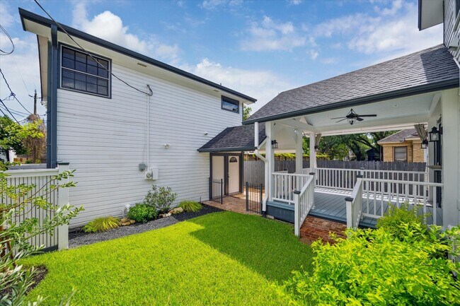 Building Photo - 208 E 12th St