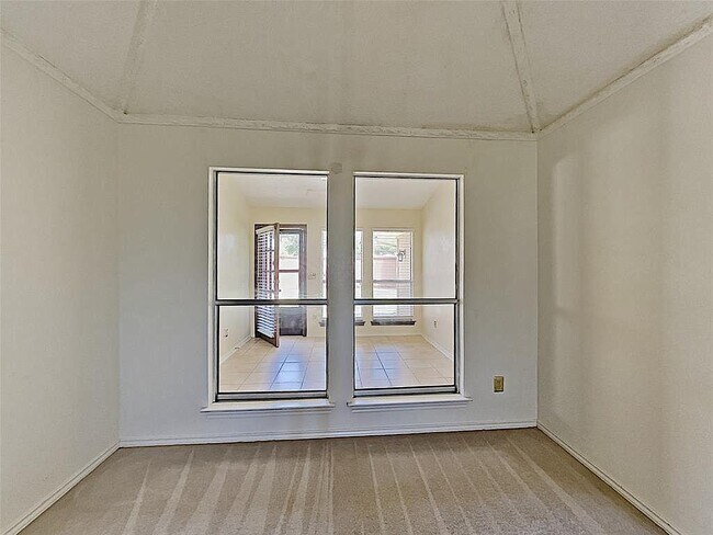 Building Photo - 1601 E Spring Valley Rd