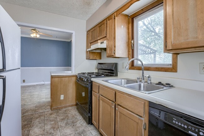 Building Photo - 6 Month Lease! 3Bed 2Bath with 3 Stall Garage!