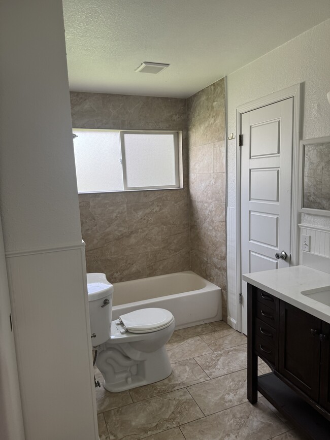 Building Photo - 3045 S Holly Pl