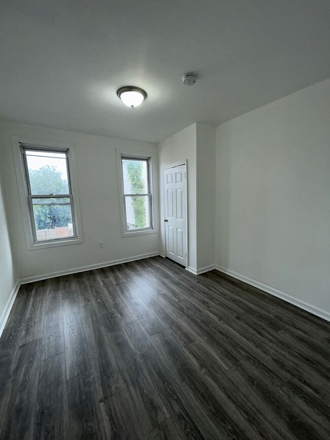 Building Photo - 3 BD / New renovation CO
