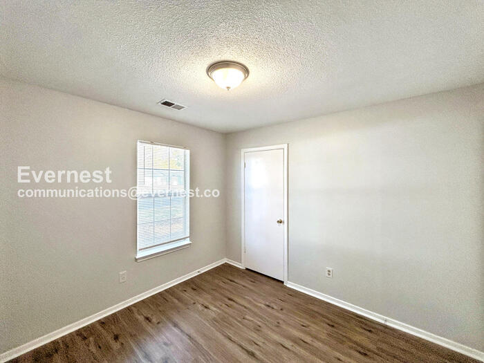 Building Photo - 5949 Shannon Dr