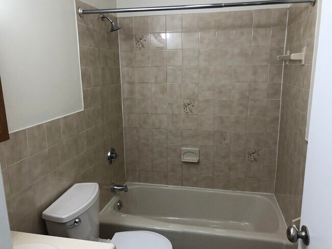 Building Photo - 385 Huse Rd