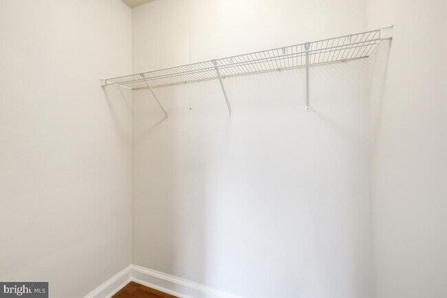 Building Photo - 906 S Washington St