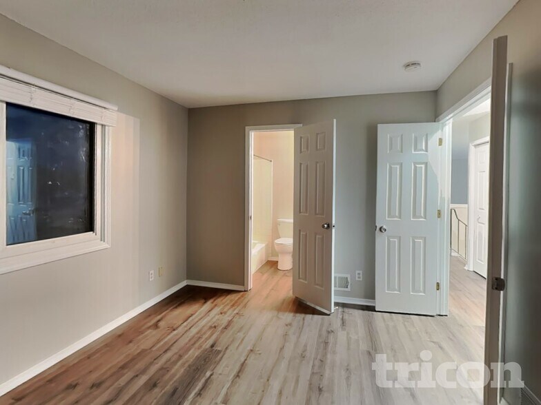 Building Photo - 6865 Buckingham Rd