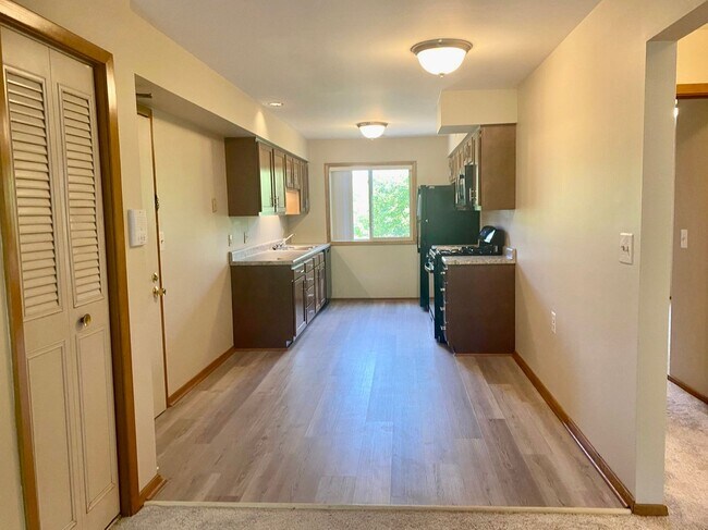 Building Photo - Cozy 2 Bedroom, 1 Bath Apartment with Balcony - Welcome Home!