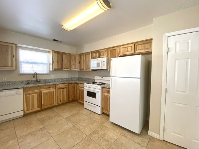 Building Photo - CUTE and COZY - MUST SEE HOME