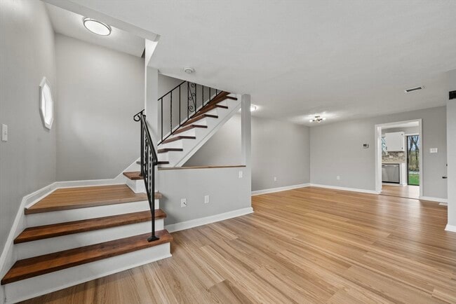 Building Photo - 68 Sterling Ln