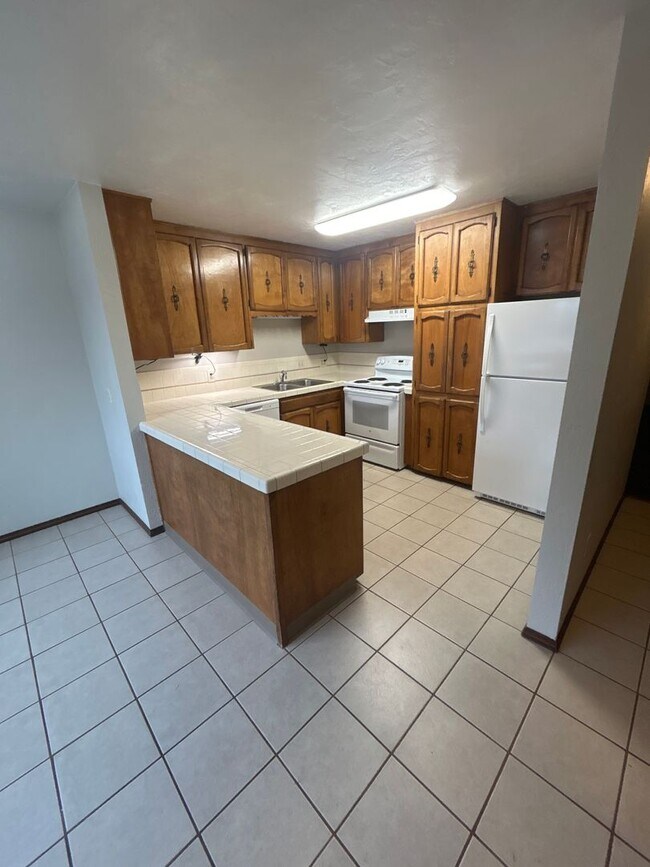 Building Photo - Beautiful 3 Bed /1.5 Bath Townhouse in Albany