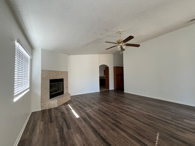 Building Photo - 3 bedroom 2 bath Apple Valley Home Availab...