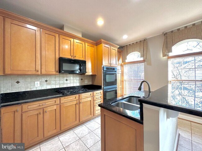 Building Photo - 11837 Regents Park Dr