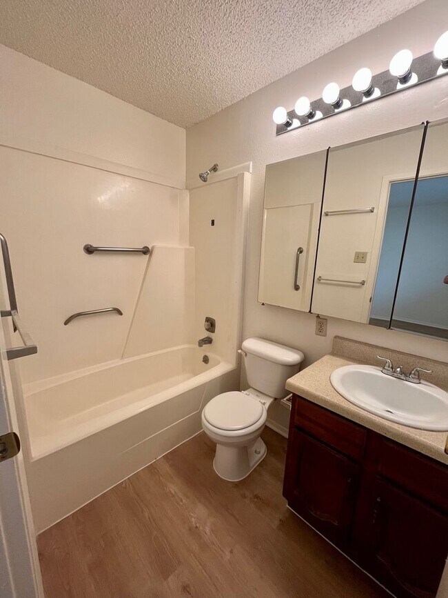 Building Photo - Charming 3/2 in Pipers Meadow *NO HOA* Mov...