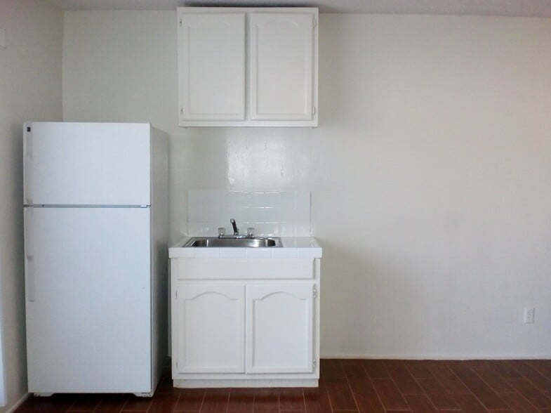 Kitchen Cabinets - 17433 Vanowen St