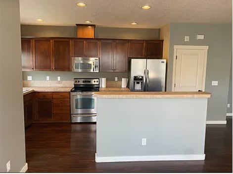 Building Photo - 696 NE Adwick Dr