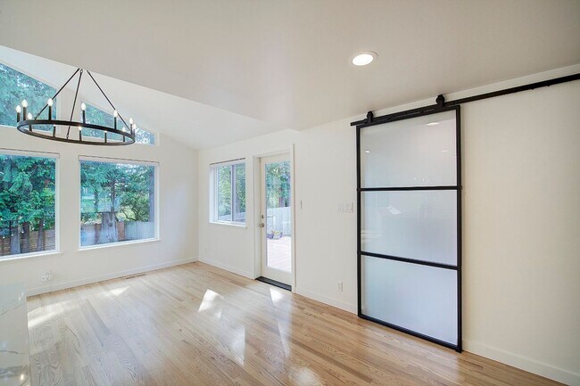Building Photo - 3Bd/1.75Ba Bellevue House