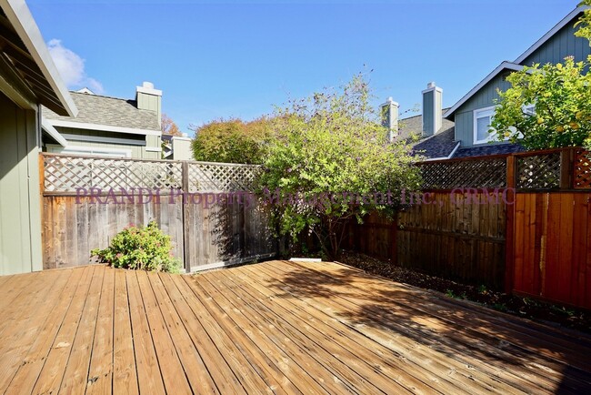 Building Photo - Spinnaker Point Townhome with 2 Car Garage!