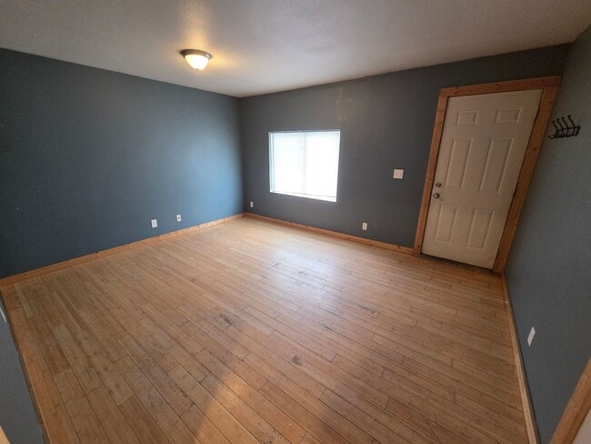 Building Photo - 3 Bedroom House