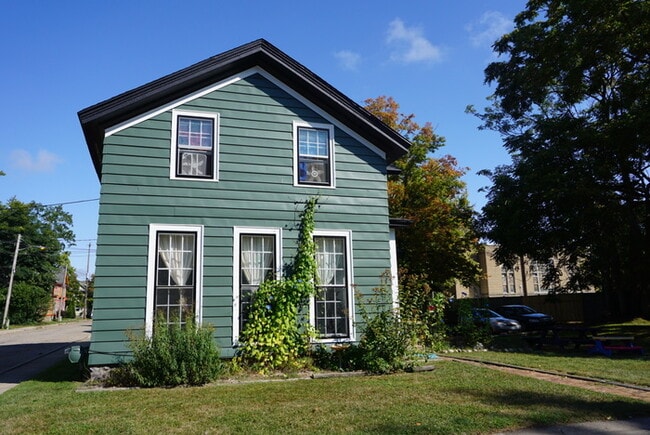 Building Photo - Spacious and Bright 3 Bedroom Townhouse