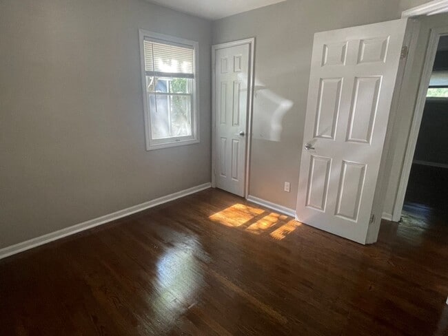 Building Photo - Spacious 4 Bed / 2 Bath Home with Large Ba...