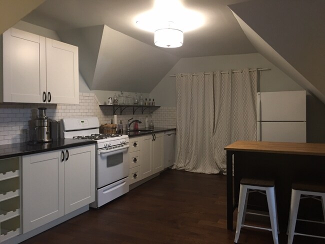 Building Photo - 425 Sherman Ave