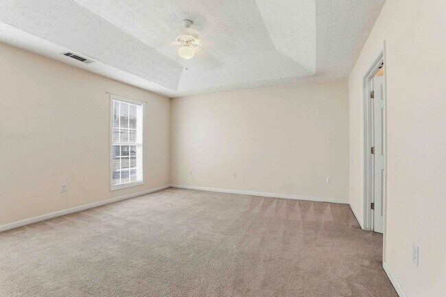 Building Photo - 3BR Split Level with 2 Car Garage in Jonesboro