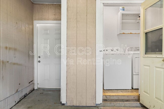 Building Photo - 105 David Davis Dr