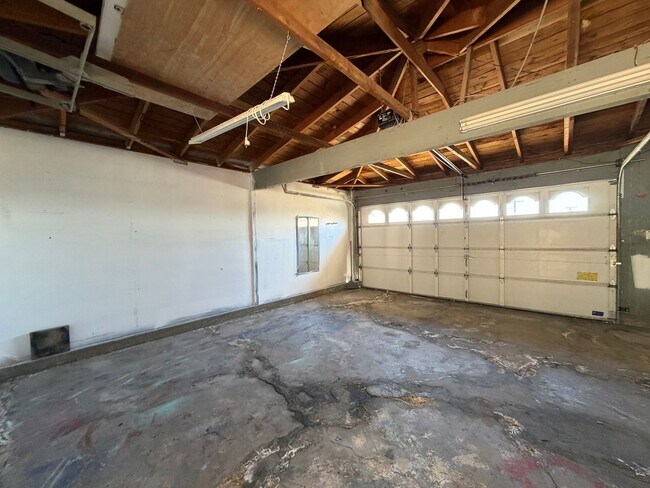 Building Photo - 3 Bedroom 2 Bathroom House with Central A/C , 2 Car Garage and Beautiful Backyard with Covered Patio