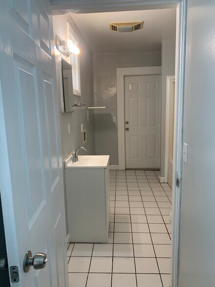 spacious bathroom - 2327 Ernest St