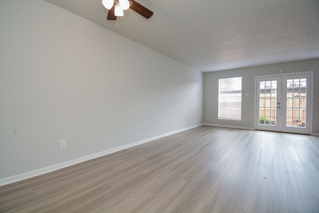 Building Photo - Perfect Townhouse ready for you!