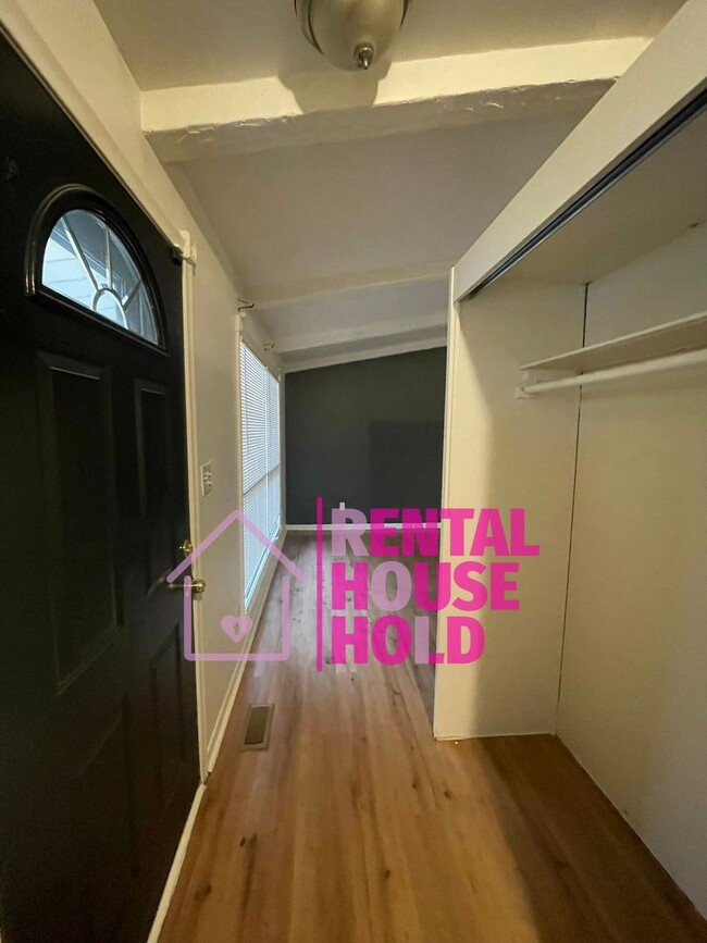 Building Photo - Beautiful 3 Bedroom Ranch~ Dearborn Heights