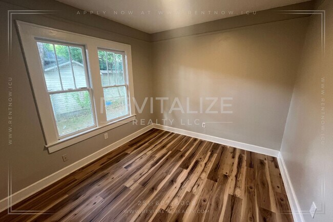 Building Photo - Beautiful Renovated 3 Bedroom/2 Bathroom H...