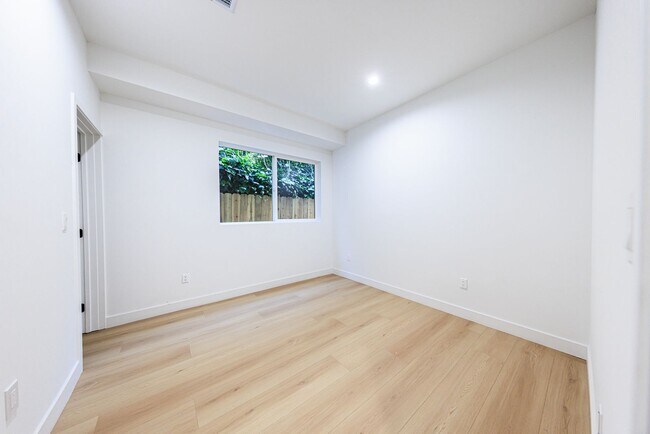 Building Photo - 2847 S Victoria Ave