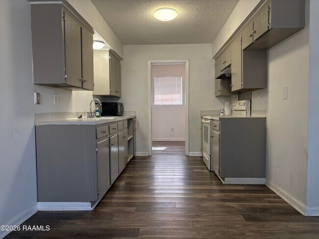 Building Photo - 205 Brookwood Cir