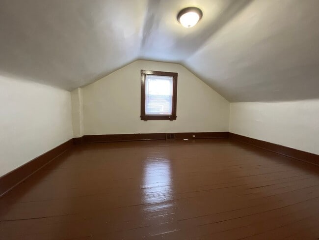 Building Photo - Charming Three Bedroom Townhouse in Squirr...
