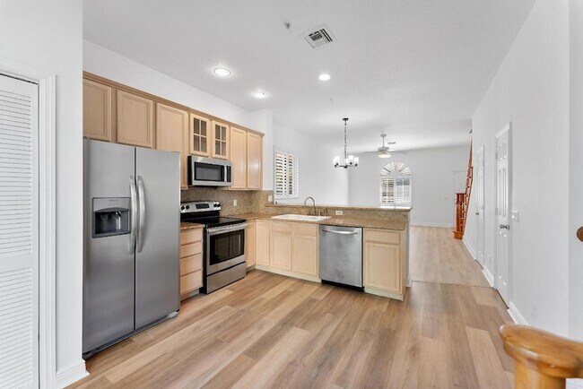 Building Photo - 2469 NE 14th St