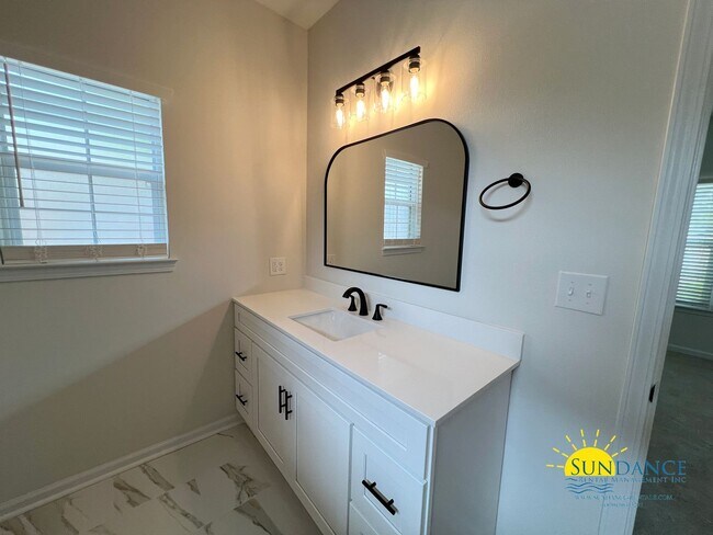 Building Photo - 3 Bedroom Smart Solar Home in Crestview!