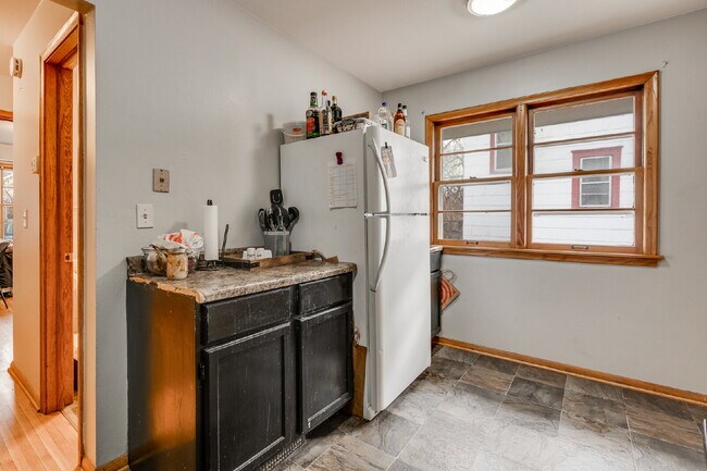 Building Photo - HUGE home with unique layout near U of MN - 5 bed 2 bath