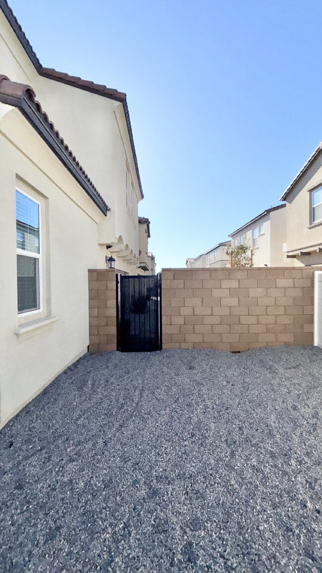 Building Photo - 4 Bedrooms Available University Park